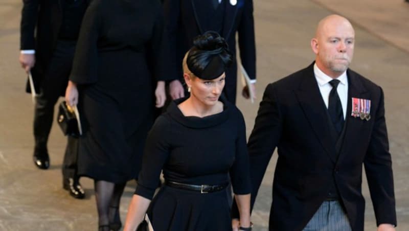 Zara Tindall und Mike Tindall hielten beim Verlassen der Westminster Hall ebenfalls Händchen. (Bild: Mark Stewart / Camera Press / picturedesk.com)