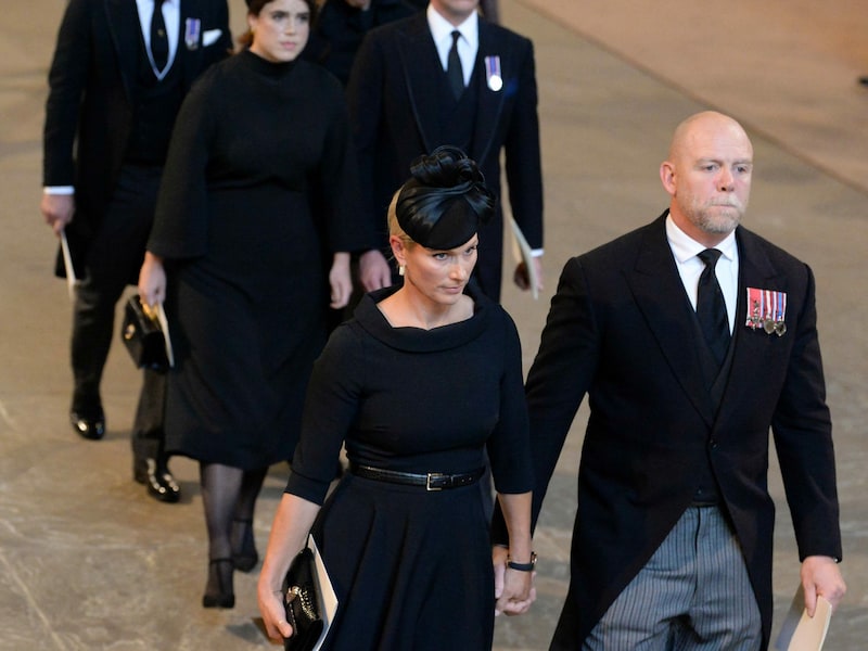 Zara Tindall und Mike Tindall hielten beim Verlassen der Westminster Hall ebenfalls Händchen. (Bild: Mark Stewart / Camera Press / picturedesk.com)