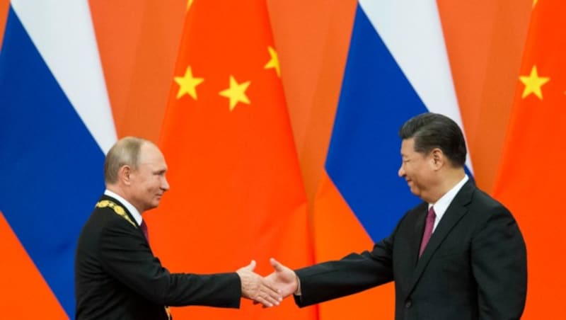 Russlands Präsident Wladimir Putin und Chinas Staatschef Xi Jinping bei einem Treffen im Jahr 2018 (Bild: AP)