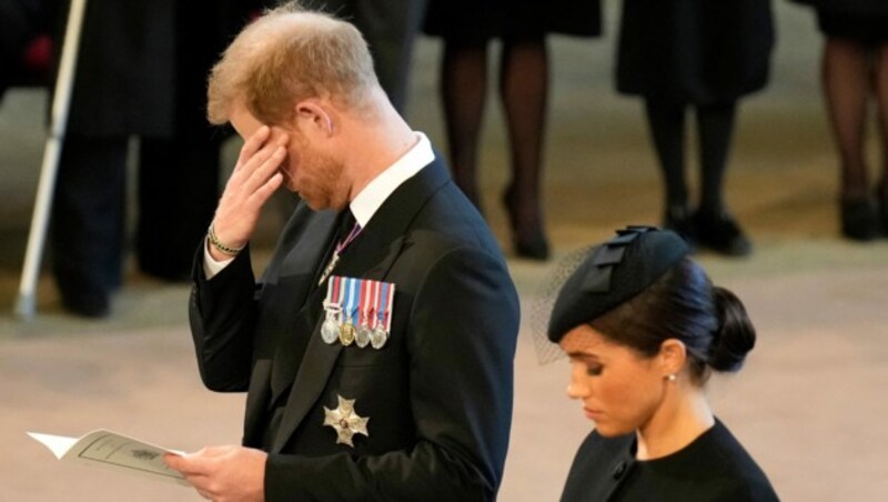 Prinz Harry wird in der Westminster Hall von der Trauer überwältigt. (Bild: APA/Photo by Christopher Furlong/AFP)