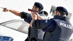 Polizisten beim Einsatztraining (Bild: BARBARA GINDL / APA / picturedesk.com)
