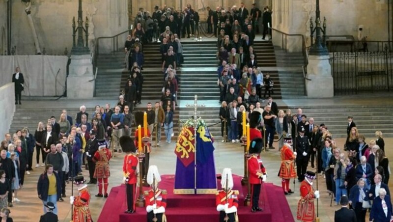 Warteschlange vor dem Sarg der Queen, der noch bis zum frühen Montagmorgen für die Öffentlichkeit zugänglich war (Bild: APA/Photo by Yui Mok/AFP)