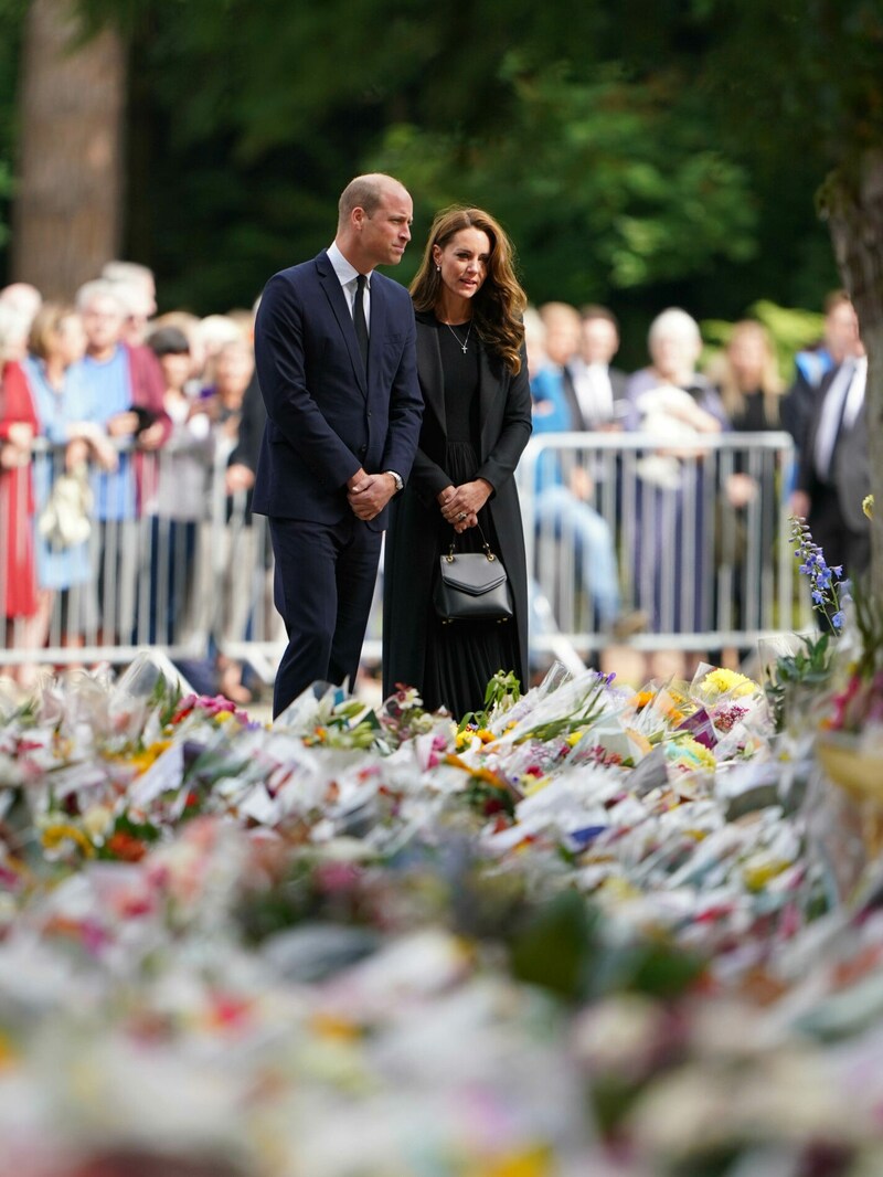 Der Prinz und die Prinzessin von Wales betrachten die Blumen, die nach dem Tod von Königin Elizabeth II. von der Öffentlichkeit vor den Toren von Sandringham House in Norfolk niedergelegt wurden. (Bild: Joe Giddens / PA / picturedesk.com)