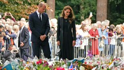 Prinz William und Prinzessin Kate von Wales betrachten die zahlreichen Blumengrüße an die verstorbene Queen. (Bild: Joe Giddens / PA / picturedesk.com)
