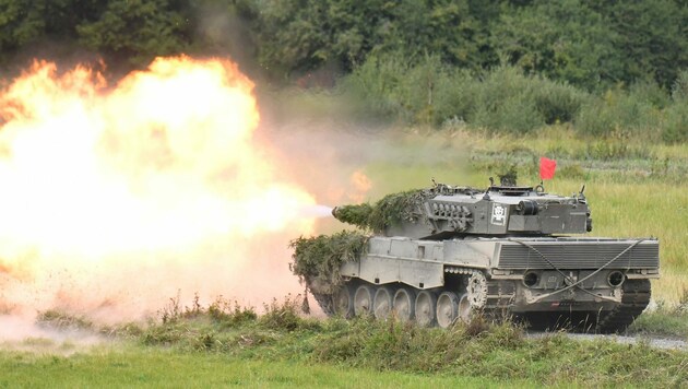 Der Leopard 2, der von Krauss-Maffei Wegmann (KMW) hergestellt wird, stellt in mehr als einem Dutzend Staaten das Rückgrat der Panzerstreitkräfte dar - auch in Österreich. (Bild: Huber Patrick)