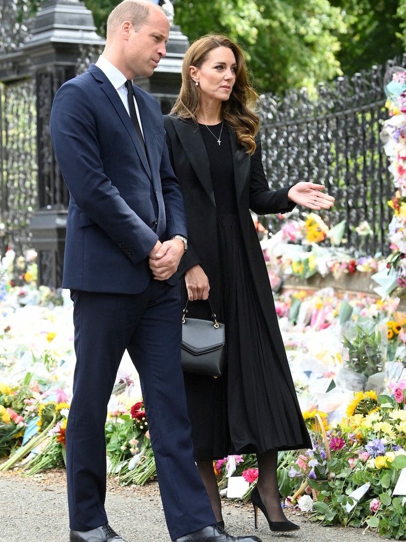 William und Kate, der Prinz und die Prinzessin von Wales, bei ihrem Besuch in Sandringham (Bild: APA/Photo by TOBY MELVILLE/AFP)