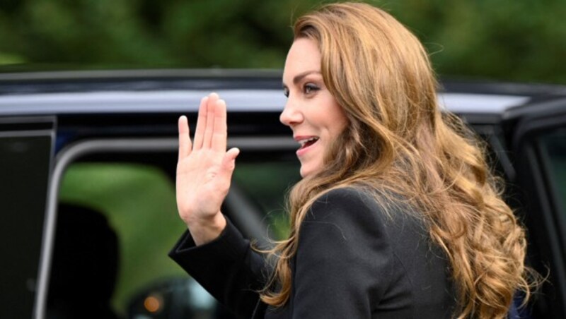 Prinzessin Kate verabschiedet nach dem Besuch in Sandringham. (Bild: APA/Photo by TOBY MELVILLE/AFP)