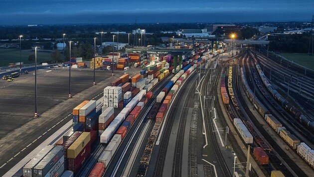 24 Millionen Tonnen Güter wurde im Jahr 2019 umgeschlagen – nur zwölf Prozent wurden per Bahn transportiert. (Bild: ÖBB / Lukas Hämmerle)