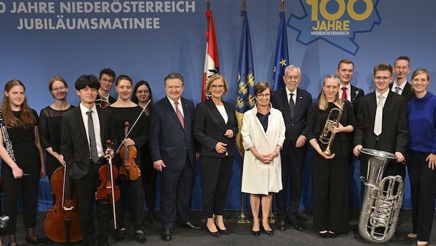 Das Jugendsymphonieorchester Niederösterreich – hier mit den Ehrengästen – sorgte für die musikalische Begleitung des Festaktes. (Bild: NLK Filzwieser)