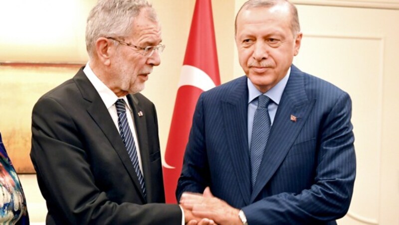 Alexander Van der Bellen und Recep Tayyip Erdogan bei einem Treffen im Jahr 2022 (Bild: APA/ROLAND SCHLAGER)