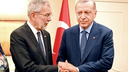 Alexander Van der Bellen und Recep Tayyip Erdogan bei einem Treffen im Jahr 2022 (Bild: APA/ROLAND SCHLAGER)