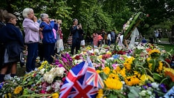 Abertausende Blumen, Fähnchen und andere Geschenke hinterlassen die Trauernden in der Nähe des Buckingham Palace. (Bild: Markus Wenzel)