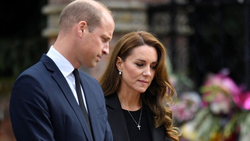 Prinz William und Prinzessin Kate am Donnerstag vor Schloss Sandringham (Bild: AFP)