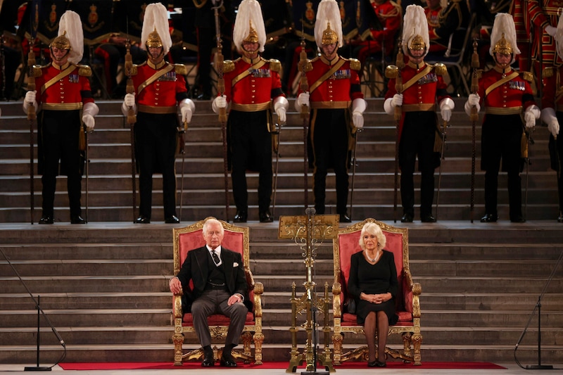 King Charles III. und Camilla (Bild: Dan Kitwood/Pool Photo via AP, File)