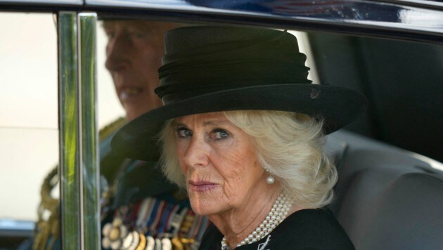 König Charles und seine Gemahlin Camilla nach der Messe für die Queen in der Westminster Hall (Bild: APA/Photo by Frank Augstein/AFP)