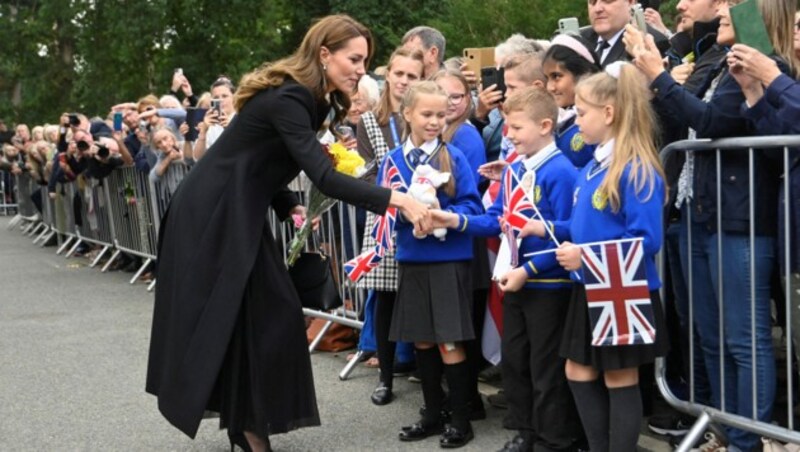 Prinzessin Kate nahm sich für eine Schülergruppe in Sandringham besonders viel Zeit. (Bild: AFP)