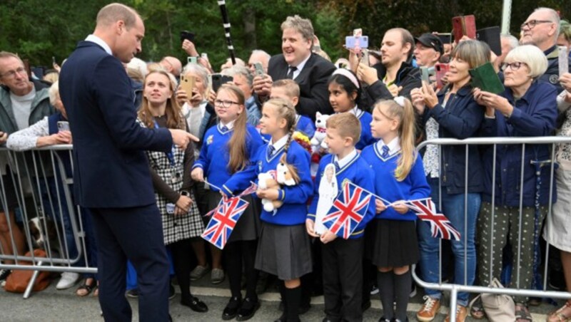 Auch Prinz William plauderte mit den Schülerinnen und Schülern, die zu Ehren der Queen nach Sandringham gekommen waren. (Bild: WPA Rota)