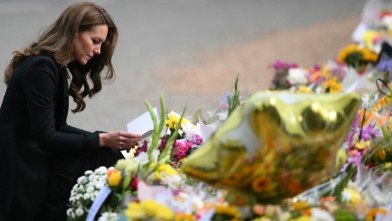 Prinzessin Kate las in Sandringham auch Trauerkarten, die Menschen für Queen Elizabeth hinterlegt hatten. (Bild: AFP )