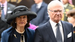 Schwedens König Carl Gustaf und seine Ehefrau Königin Silvia trauern um die Schwester des Monarchen.  (Bild: APA/Photo by Daniel LEAL/AFP)