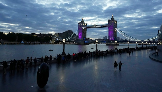 Die Warteschlange für den Sarg der Queen erstreckte sich am Freitag über acht Kilometer durch London. (Bild: AP)