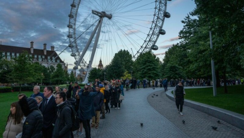 Auch am London Eye ging die Warteschlange vorbei. (Bild: AP)