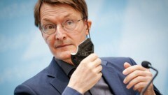 Laut Ministerium hätte man die Vorwürfe gegen Minister Karl Lauterbach bereits wieder vom Tisch wischen können. (Bild: APA/dpa/Kay Nietfeld)