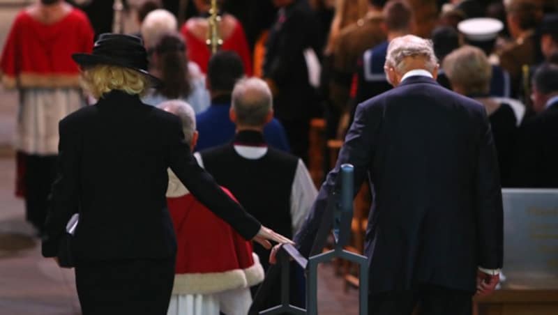 König Charles und Königin Camilla bei einem Gedenk-Gottesdienst für die Queen in der St.-Llandaff-Kathedrale in Cardiff (Bild: APA/Photo by Geoff Caddick/AFP)