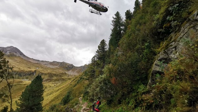 Der Polizeihubschrauber Libelle Tirol flog den Leichnam ins Tal. (Bild: ZOOM.TIROL)