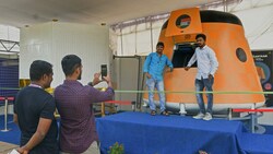 Ein 1:1-Model der Kapsel, mit der Indien voraussichtlich 2024 erstmals Raumfahrer ins All schicken will. (Bild: AFP/Manjunath Kiran)