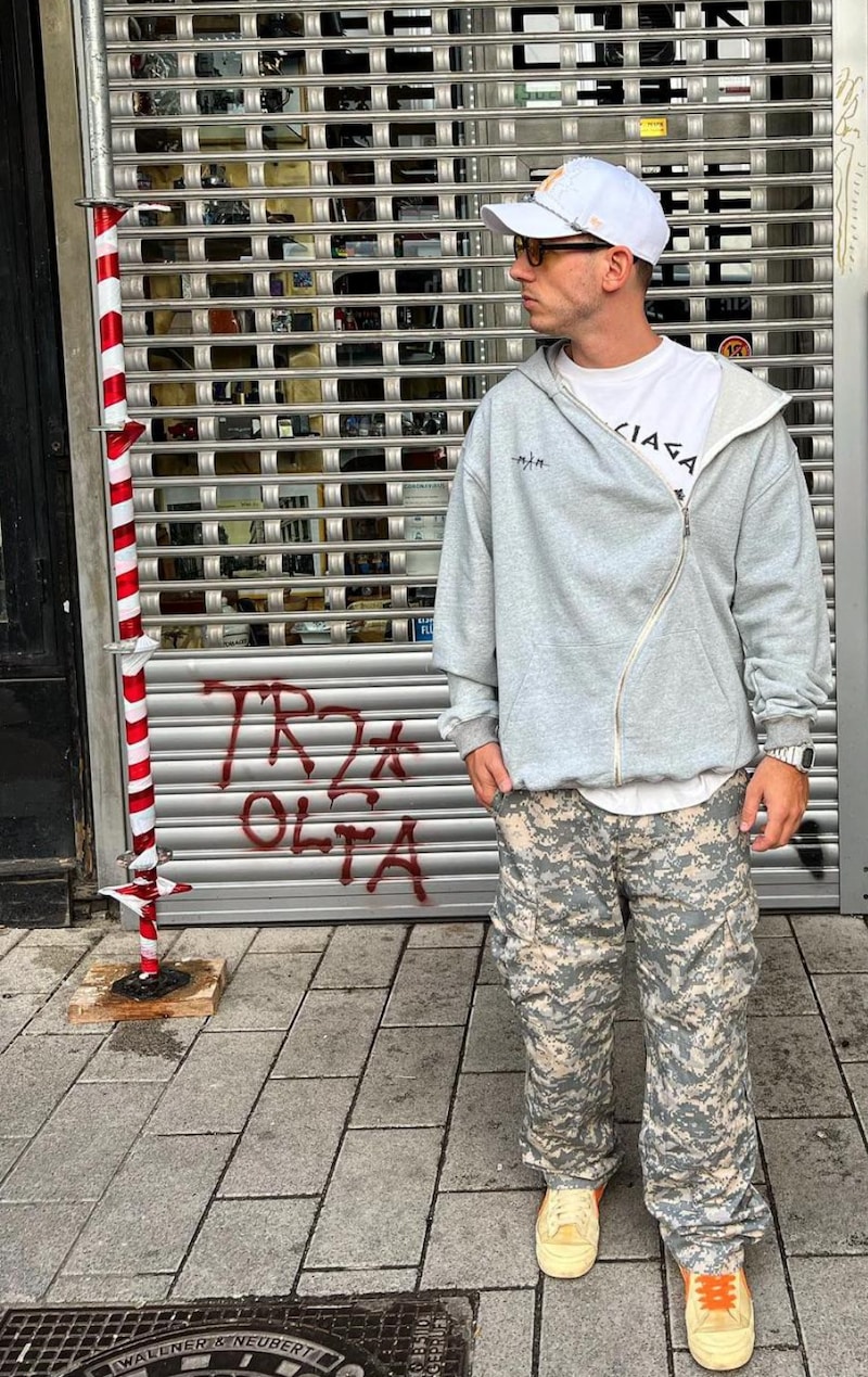 Weißenböcks neue Kollektion „Insomnia“ besteht aus T-Shirts sowie einem Polo, Hoodie, Zip-Hoodie, Sweater und einer Jeans, Camouflage-Hose, Brille und einer Tasche. (Bild: MAM)