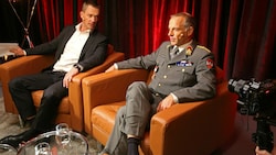 Paul Tikal im Gespräch mit Oberst Berthold Sandtner (Bild: Gerhard DEUTSCH)