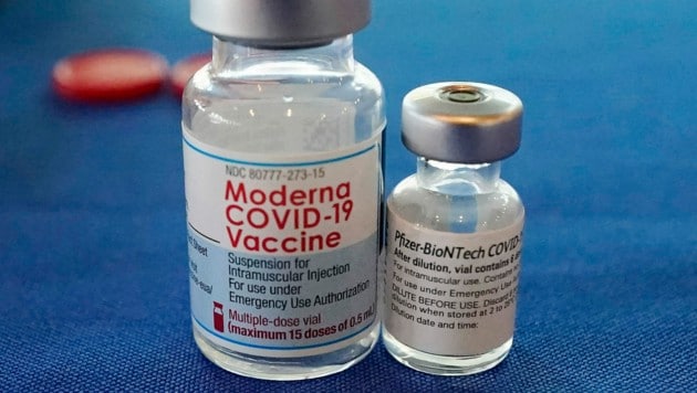 Die Corona-Impfstoffe von Moderna und Pfizer/Biontech (Bild: AP)