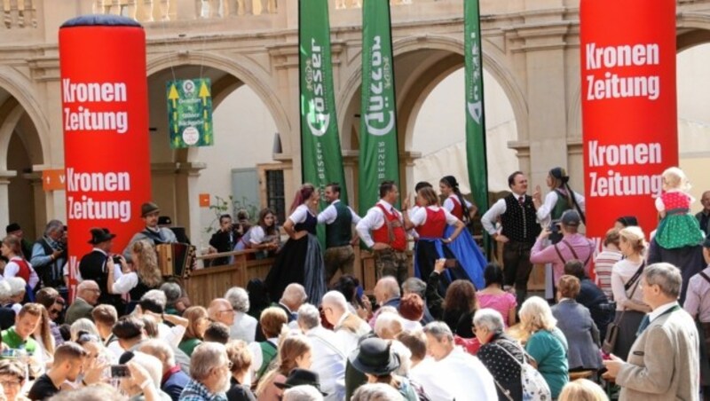 Beim Aufsteirern verwandelt sich die Grazer Innenstadt in ein wahres Trachtenmeer (Bild: Christian Jauschowetz)