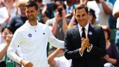 Novak Djokovic (li.) schnappt Federer die Bestmarke weg.  (Bild: AFP)