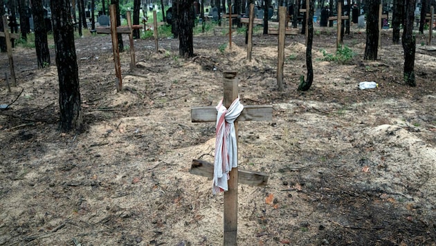Die entdeckten Gräber von Zivilpersonen in der ostukrainischen Stadt Isjum (Bild: AP)