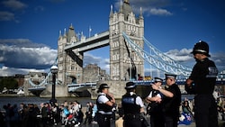 Warteschlange in London (Bild: APA/AFP/MARCO BERTORELLO)