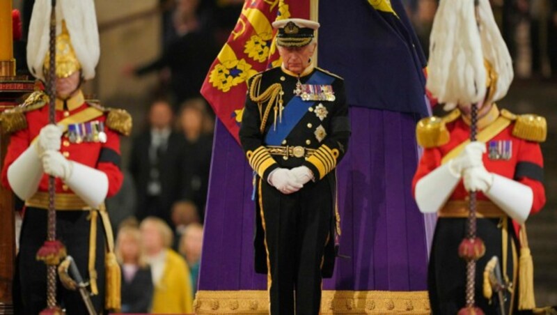 König Charles III. während seiner Totenwache am Sarg seiner Mutter in der Westminster Hall (Bild: Dominic Lipinski/Pool Photo via AP)