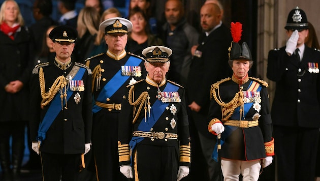 Die vier Kinder der Queen bei der Ankunft zur Totenwache in der Westminster Hall (Bild: Daniel Leal/Pool Photo via AP)
