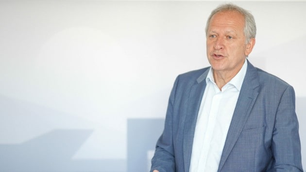 „Alle suchen Leute, das hilft“, sagt Gerhard Straßer, Geschäftsführer des AMS Oberösterreich. (Bild: Markus Wenzel)
