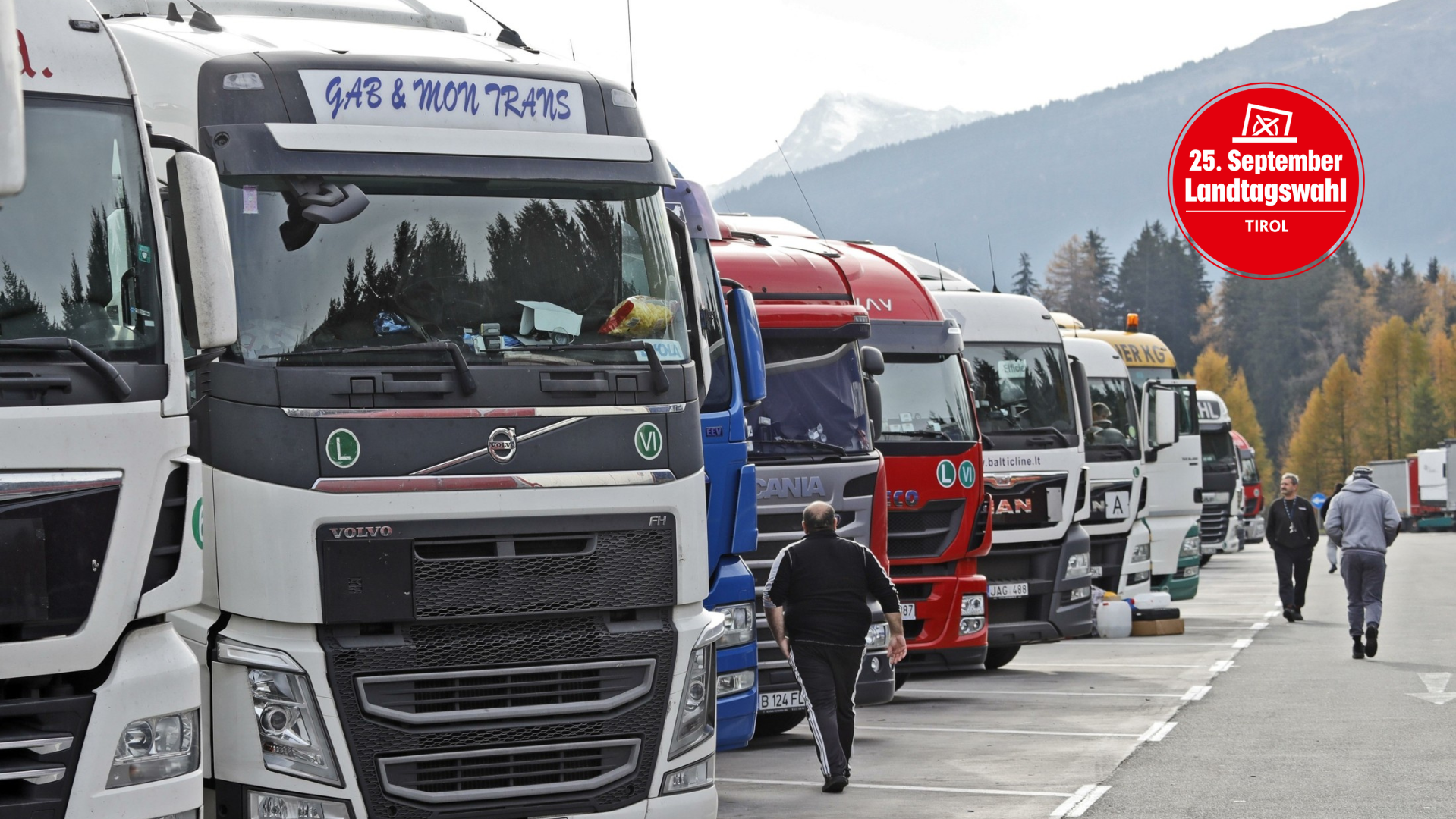 Nach pandemiebedingten Einbrüchen hat der Lkw- und auch der Pkw-Verkehr in Tirol wieder spürbar angezogen. (Bild: Christof Birbaumer)