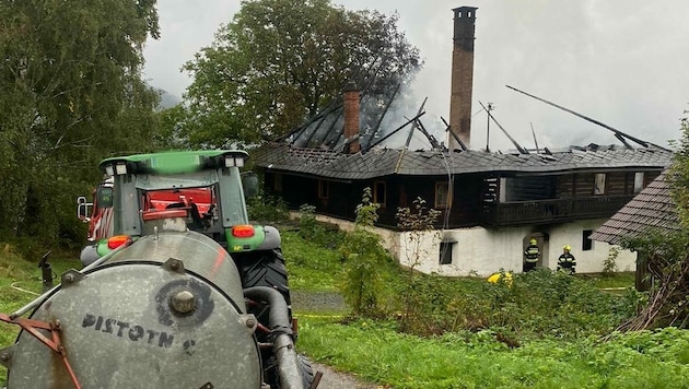 Bauern brachten mit Jauchenfässern Löschwasser zum Brand des Holzhauses in Zirkitz (Bild: zVg)