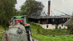 Bauern brachten mit Jauchenfässern Löschwasser zum Brand des Holzhauses in Zirkitz (Bild: zVg)