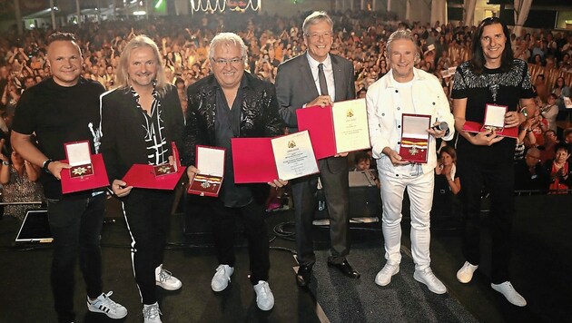 Für Markus Holzer, Siegi Willmann und Kurt Strohmeier gab´s von Landeshauptmann Peter Kaiser das große Ehrenzeichen, für die Ur-Nockis Friedl Würcher & Wilfried Wiederschwinger das Große Goldene Ehrenzeichen. (Bild: Krierer Wilfried)