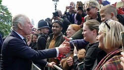 Der neue König Charles III. bei seinem Überraschungsbesuch (Bild: AFP)