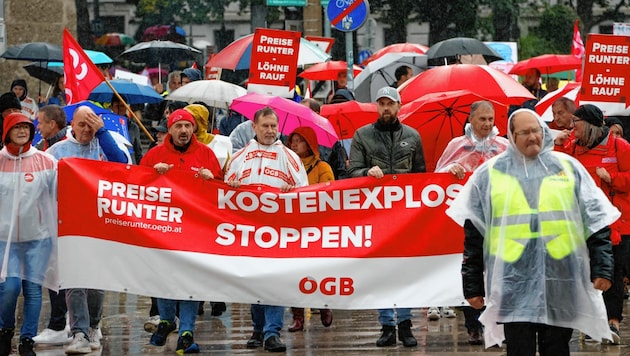 Salzburg ÖGB Demo Gewerkschaft demonstriert gegen Teuerung Unter dem Motto Preise runter organisiert die Gewerkschaft am Samstag österreichweit Demonstrationen gegen die Teuerung (Bild: Markus Tschepp)