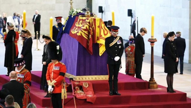 Auch die Enkel von Queen Elizabeth hielten einen Totenwache. (Bild: AP)