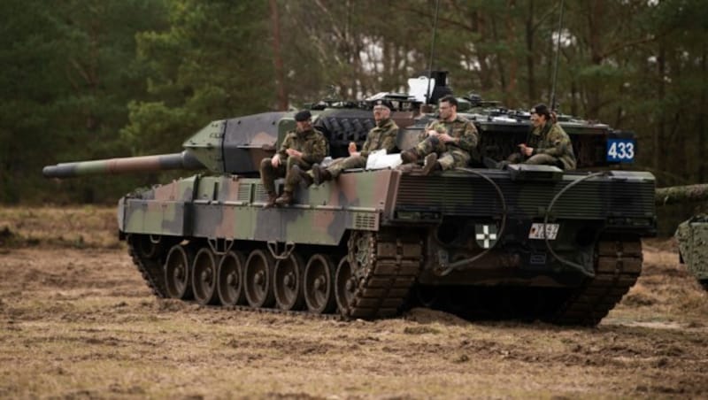 Deutsche Soldaten auf einem Leopard-Kampfpanzer während einer Übung (Bild: AP)