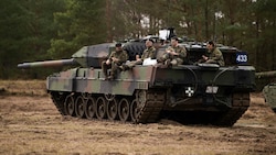 Deutsche Soldaten auf einem Leopard-Panzer bei einer Übung im März - Die deutsche Regierung zögert, solche Kampfpanzer an die Ukraine zu liefern. (Bild: AP)