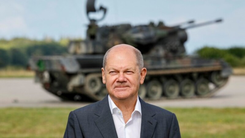 Bei Waffenlieferungen will sich Scholz mit den anderen NATO-Staaten abstimmen. (Bild: APA/AFP/POOL/Axel Heimken)