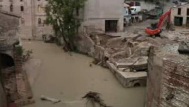 Überschwemmungen, wie hier in Ancona, halten Italien in Atem. (Bild: Screenshot kameraone)